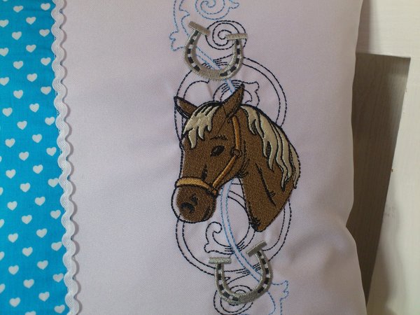 Kissen mit Namen Pferdekopf blau Herzen